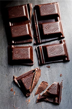 A broken bar of dark chocolate Stock Photo - Premium Royalty-Free, Code: 659-06306179
