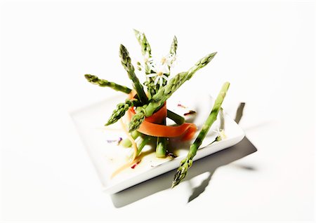 edible flower - Une botte d'asperges avec carottes et fleurs comestibles Photographie de stock - Premium Libres de Droits, Code: 659-06306170