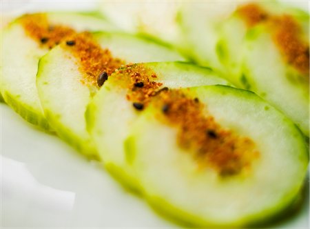 simsearch:659-06372617,k - Cucumber Slices with Japanese Togarashi Powder Foto de stock - Sin royalties Premium, Código: 659-06306187