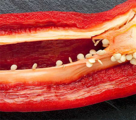 simsearch:659-06188042,k - Red Pepper Sliced to Reveal Seeds and Ribs Foto de stock - Sin royalties Premium, Código: 659-06306189