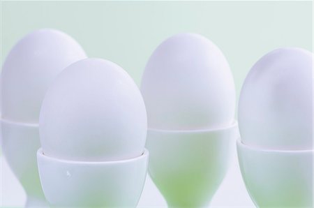 Oeufs blancs dans les coquetiers Photographie de stock - Premium Libres de Droits, Code: 659-06306183