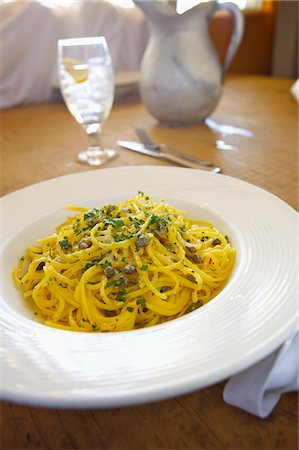 simsearch:659-01847164,k - Spaghetti with Capers in a Butter Garlic Sauce; In a White Bowl Foto de stock - Sin royalties Premium, Código: 659-06306205