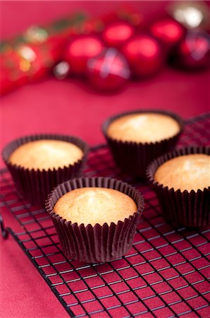 Vanilla cupcakes on a wire rack for Christmas Foto de stock - Sin royalties Premium, Código: 659-06306213