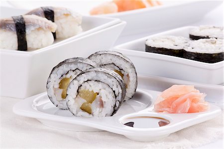 Maki and nigiri sushi with herring and gherkins Foto de stock - Sin royalties Premium, Código: 659-06306232