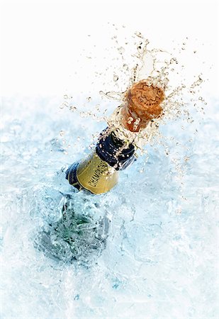 Une bouteille de champagne ouverte Photographie de stock - Premium Libres de Droits, Code: 659-06306241