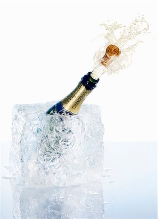 An open champagne bottle Foto de stock - Sin royalties Premium, Código: 659-06306242