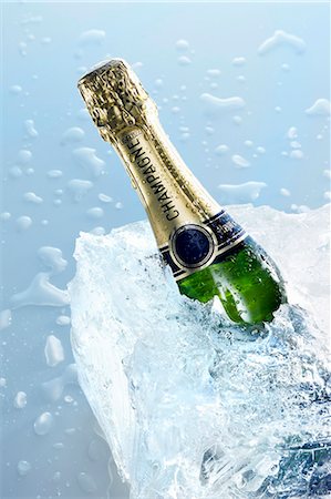 A bottle of champagnes in a block of ice Stock Photo - Premium Royalty-Free, Code: 659-06306243