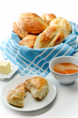 simsearch:659-06307032,k - Basket of Bolillo Rolls; One on a Plate Halved; Honey in a Bowl Stock Photo - Premium Royalty-Free, Code: 659-06306259