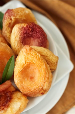 frutas biológicas - Organic Dried White Peach Slices on a White Plate Foto de stock - Sin royalties Premium, Código: 659-06306268