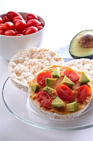 spitze (höhe) - Reiskuchen mit Hummus, Tomaten und Avocado Stockbilder - Premium RF Lizenzfrei, Bildnummer: 659-06306262