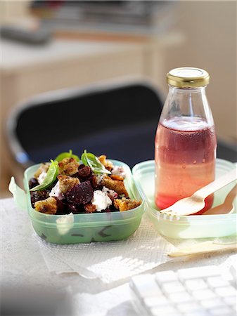 Salade de betteraves avec des croûtons et une bouteille de jus pour le déjeuner Photographie de stock - Premium Libres de Droits, Code: 659-06306295