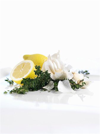 simsearch:659-08905227,k - Garlic, thyme and lemons Foto de stock - Sin royalties Premium, Código: 659-06306299