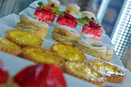 Pastries and tartlets on a buffet Foto de stock - Sin royalties Premium, Código: 659-06306304