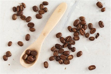 Grains de café avec une cuillère Photographie de stock - Premium Libres de Droits, Code: 659-06306325