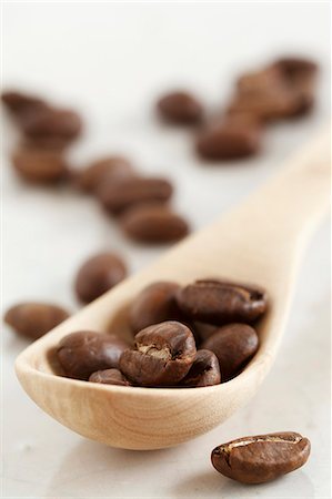 Grains de café sur une cuillère de bois Photographie de stock - Premium Libres de Droits, Code: 659-06306326