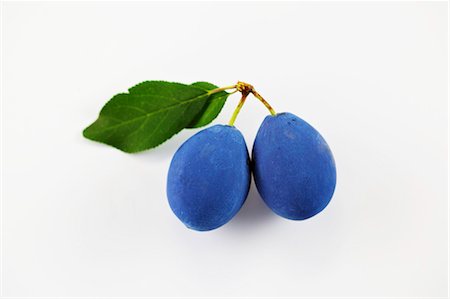 prunus domestica - Two damsons on a white surface Foto de stock - Sin royalties Premium, Código: 659-06306323