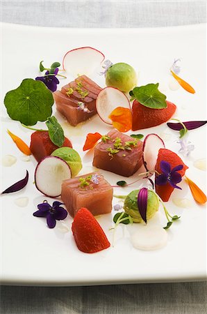 Tuna fish with Bloody Mary jelly Foto de stock - Sin royalties Premium, Código: 659-06306350