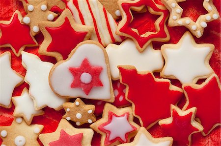 simsearch:659-08941055,k - Biscuits de Noël avec glaçage rouge et blanc Photographie de stock - Premium Libres de Droits, Code: 659-06306379