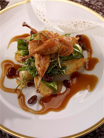Quail legs with potatoes, baby spinach, currants and sauce Stock Photo - Premium Royalty-Free, Code: 659-06306372