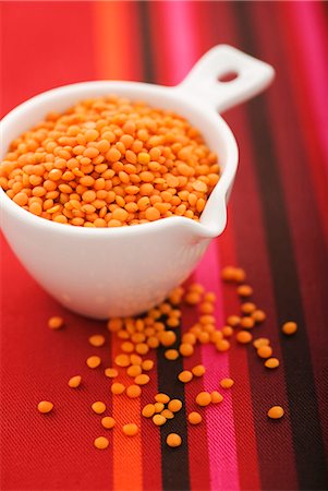 Lentilles rouges dans une tasse à mesurer Photographie de stock - Premium Libres de Droits, Code: 659-06306406