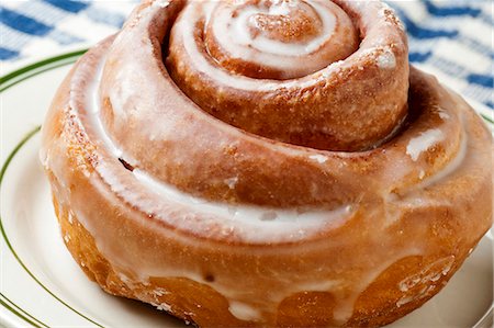 simsearch:659-06902893,k - Cinnamon Bun with Icing on Napkin Foto de stock - Sin royalties Premium, Código: 659-06306422