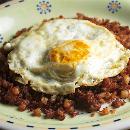 Corned Beef Hash with a Fried Egg on Top Stock Photo - Premium Royalty-Free, Code: 659-06306430