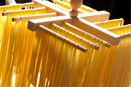 simsearch:659-07959822,k - Homemade Tagliatelle Pasta Drying Before Cooking Fotografie stock - Premium Royalty-Free, Codice: 659-06306431