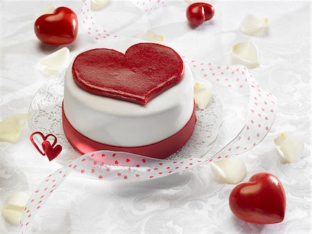 The Word "Love" on Heart Shaped Cake Foto de stock - Sin royalties Premium, Código: 659-06306454