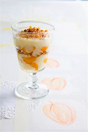 pudding - Crème vanille aux abricots et pralines Photographie de stock - Premium Libres de Droits, Code: 659-06306466