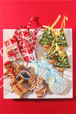 simsearch:659-06306381,k - Divers biscuits de Noël à accrocher sur l'arbre de Noël Photographie de stock - Premium Libres de Droits, Code: 659-06306470