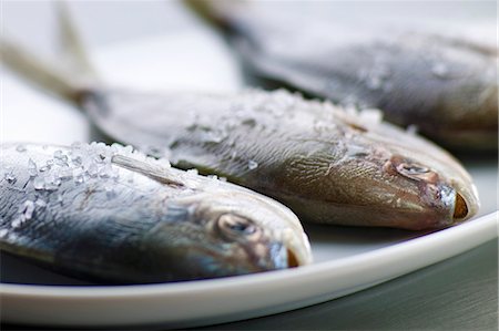 salad ingredients - Three Butterfish on a Platter with Coarse Sea Salt Foto de stock - Sin royalties Premium, Código: 659-06306485