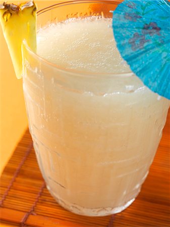 rum - Pina Colada with Pineapple Garnish and Blue Cocktail Umbrella Foto de stock - Sin royalties Premium, Código: 659-06306497