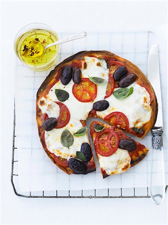 simsearch:659-07027988,k - Tomato, Olive Basil Pizza; One Slice Partially Removed; From Above Foto de stock - Sin royalties Premium, Código: 659-06306499