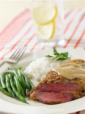 simsearch:659-06154246,k - Steak de poulet frit avec sauce, riz blanc et de haricots verts Photographie de stock - Premium Libres de Droits, Code: 659-06306491