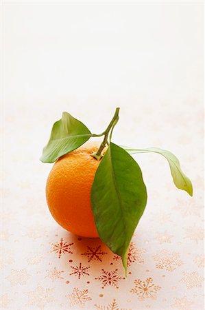 An orange with leaves Stock Photo - Premium Royalty-Free, Code: 659-06306536