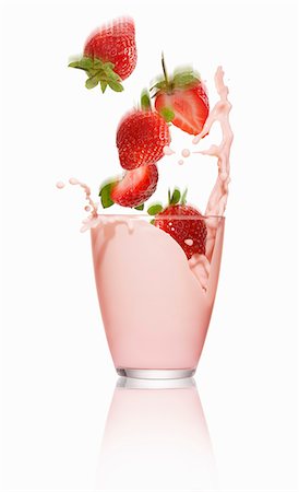 Strawberries falling into a glass of strawberry milk Foto de stock - Sin royalties Premium, Código: 659-06306557