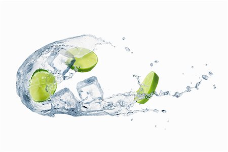 simsearch:659-07597794,k - Une éclaboussure de l'eau avec des limes et des cubes de glace Photographie de stock - Premium Libres de Droits, Code: 659-06306561