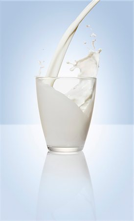 Pouring milk into a glass Foto de stock - Sin royalties Premium, Código: 659-06306563