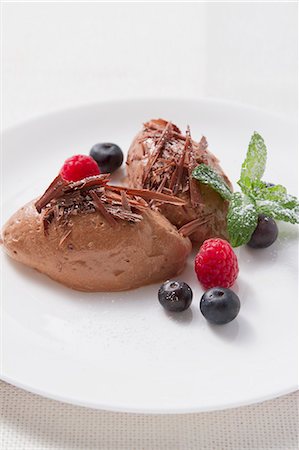 simsearch:659-06903674,k - Mousse au chocolat garnished with fresh berries and mint Foto de stock - Sin royalties Premium, Código: 659-06306571