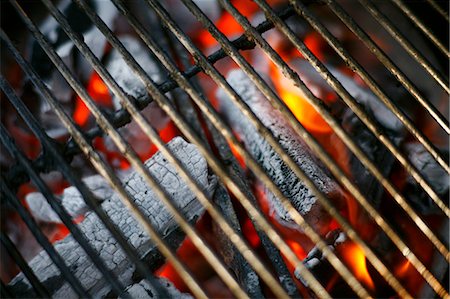 simsearch:659-07069540,k - Hardwood Charcoal Burning in a Grill Foto de stock - Sin royalties Premium, Código: 659-06306595