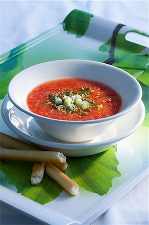 simsearch:659-08905282,k - Tomato soup with spring onions and coriander Foto de stock - Sin royalties Premium, Código: 659-06306606