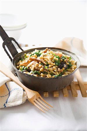 simsearch:700-00543669,k - Wheat with spinach and dried mushrooms Foto de stock - Royalty Free Premium, Número: 659-06306609