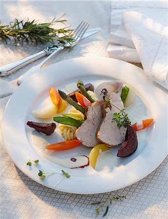 simsearch:659-07597879,k - Veal on a bed of vegetables with a wine sauce Foto de stock - Sin royalties Premium, Código: 659-06306615