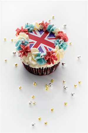 drapeau britannique - Un petit gâteau garni de crème au beurre et un Union Jack Photographie de stock - Premium Libres de Droits, Code: 659-06306624
