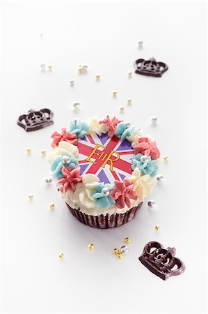 simsearch:659-08147150,k - Un petit gâteau garni de crème au beurre et un Union Jack entouré de couronnes au chocolat Photographie de stock - Premium Libres de Droits, Code: 659-06306625