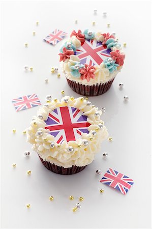 Two cupcakes topped with cream and Union Jacks Foto de stock - Sin royalties Premium, Código: 659-06306627