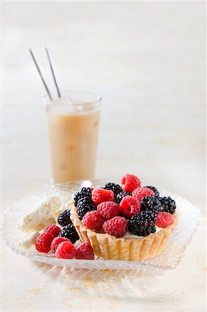 simsearch:659-06372452,k - A tartlet with white chocolate cream and mixed berries Foto de stock - Sin royalties Premium, Código: 659-06306648