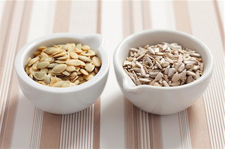 semilla de girasol - Pumpkin seeds and sunflower seeds in bowls Foto de stock - Sin royalties Premium, Código: 659-06306664