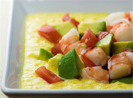 simsearch:659-06903736,k - Bowl of Corn Shrimp and Avocado Soup; Close Up Foto de stock - Sin royalties Premium, Código: 659-06306675