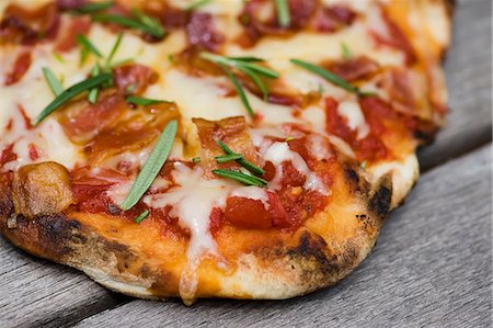 pizza - Pizza grillée avec Bacon et romarin ; Gros plan Photographie de stock - Premium Libres de Droits, Code: 659-06306677